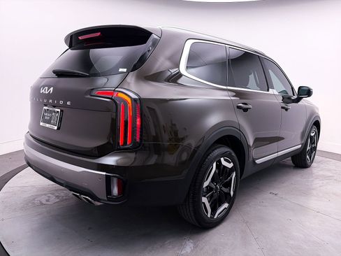 Used 2025 Kia Telluride EX w/ EX Captain's Chair Package image 16