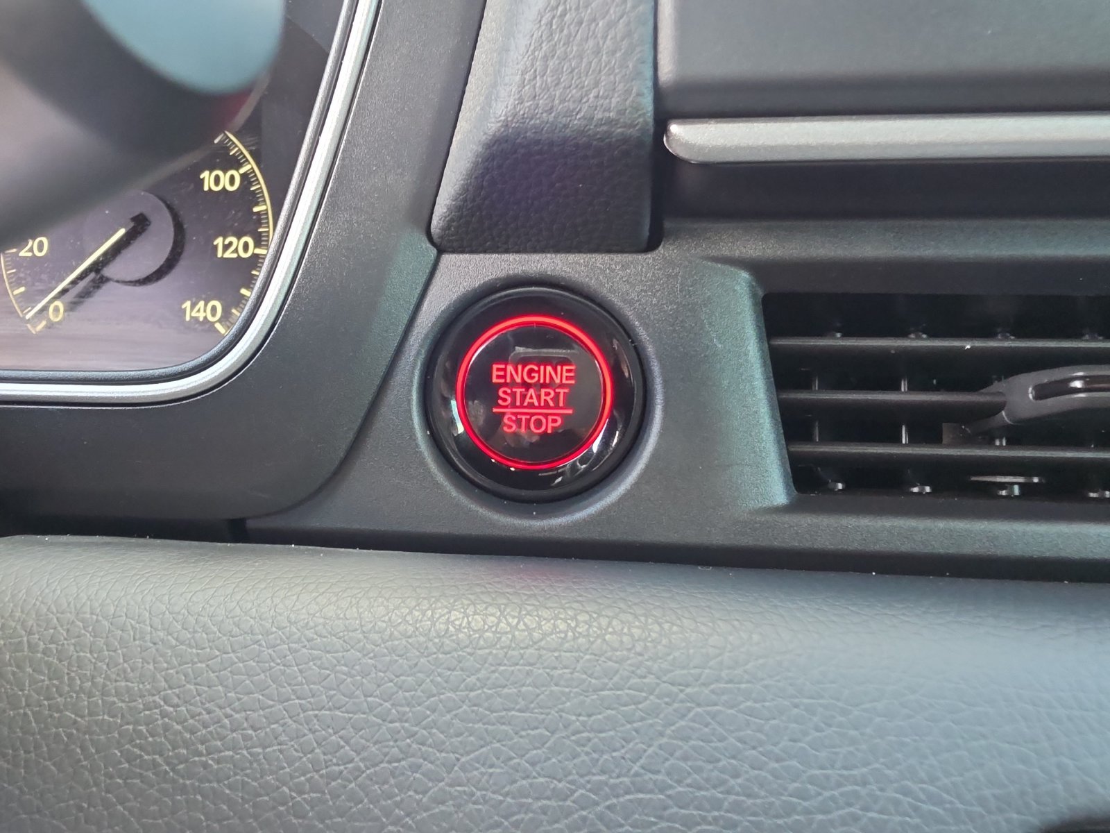 Used 2025 Honda Pilot Sport image 26