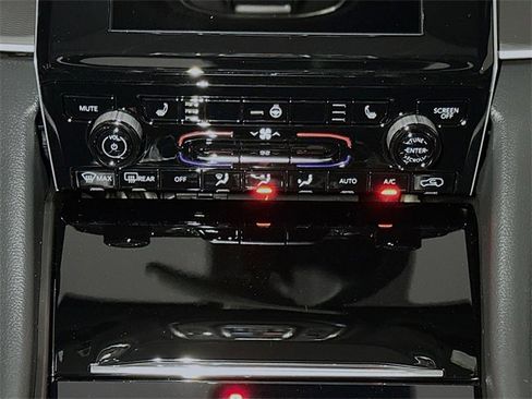 New 2025 Jeep Grand Cherokee Altitude image 10