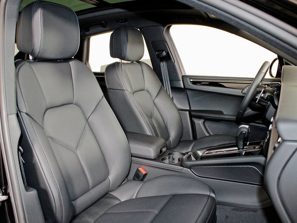 Certified 2026 Porsche Macan AWD/4WD image 38