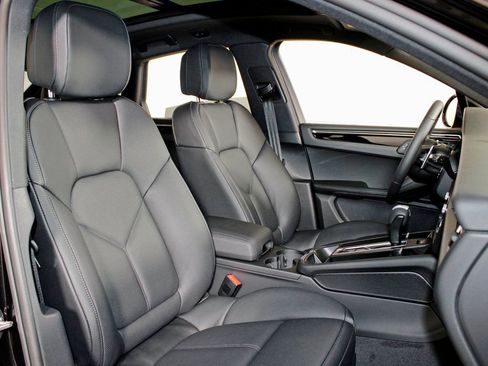 Certified 2026 Porsche Macan AWD/4WD image 38
