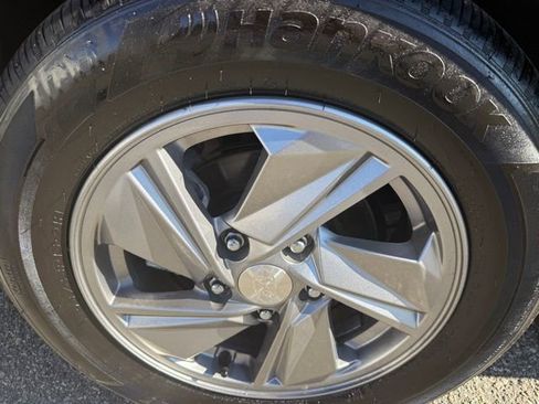 Certified 2025 Hyundai Elantra SE image 9