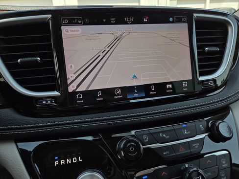 Used 2023 Chrysler Pacifica Limited FWD image 12