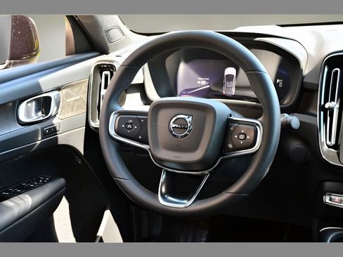 Certified 2023 Volvo C40 P8 Recharge Ultimate w/ Protection Package Premier AWD/4WD image 17