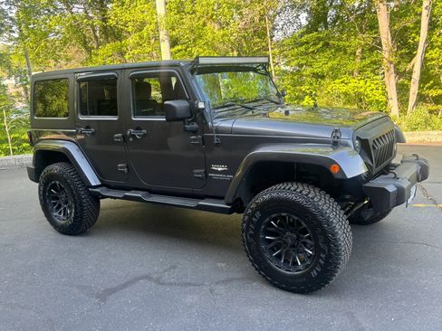 Used 2014 Jeep Wrangler Unlimited Sahara w/ Dual Top Group AWD/4WD image 9