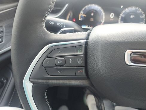 New 2025 Jeep Grand Cherokee Limited w/ Luxury Tech Group II image 16