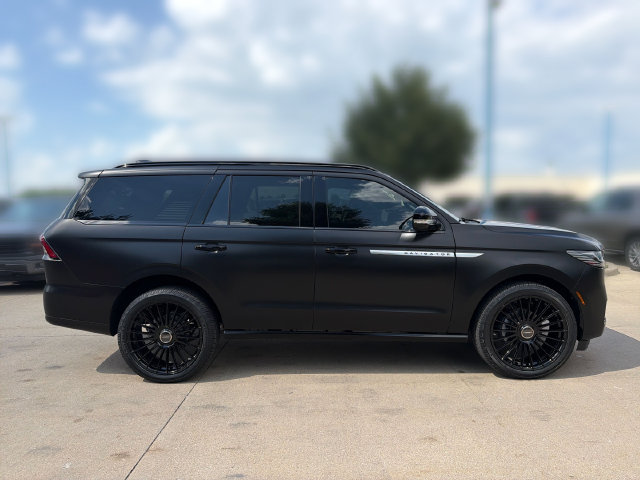 New 2026 Lincoln Navigator Reserve AWD/4WD image 3