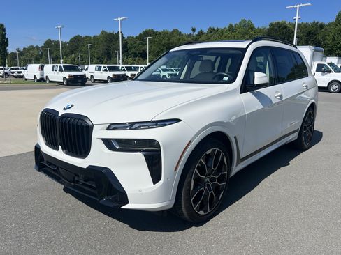 Used 2024 BMW X7 xDrive40i w/ M Sport Package AWD/4WD image 5