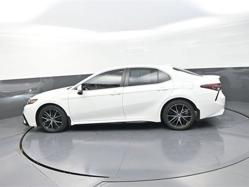 Used 2022 Toyota Camry SE image 4