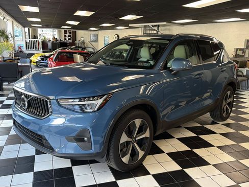 Used 2023 Volvo XC40 B5 Plus w/ Driver Assist Package AWD/4WD image 1