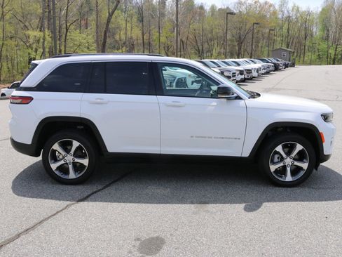 Used 2023 Jeep Grand Cherokee Limited w/ Luxury Tech Group II AWD/4WD image 9