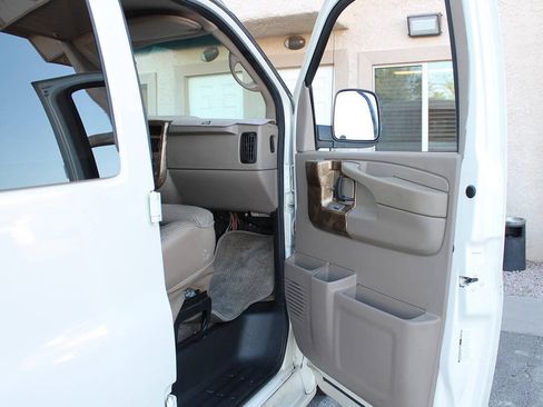 Used 2006 Chevrolet Express 1500 RWD image 47