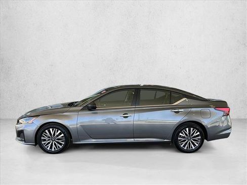 Used 2025 Nissan Altima 2.5 SV FWD image 2