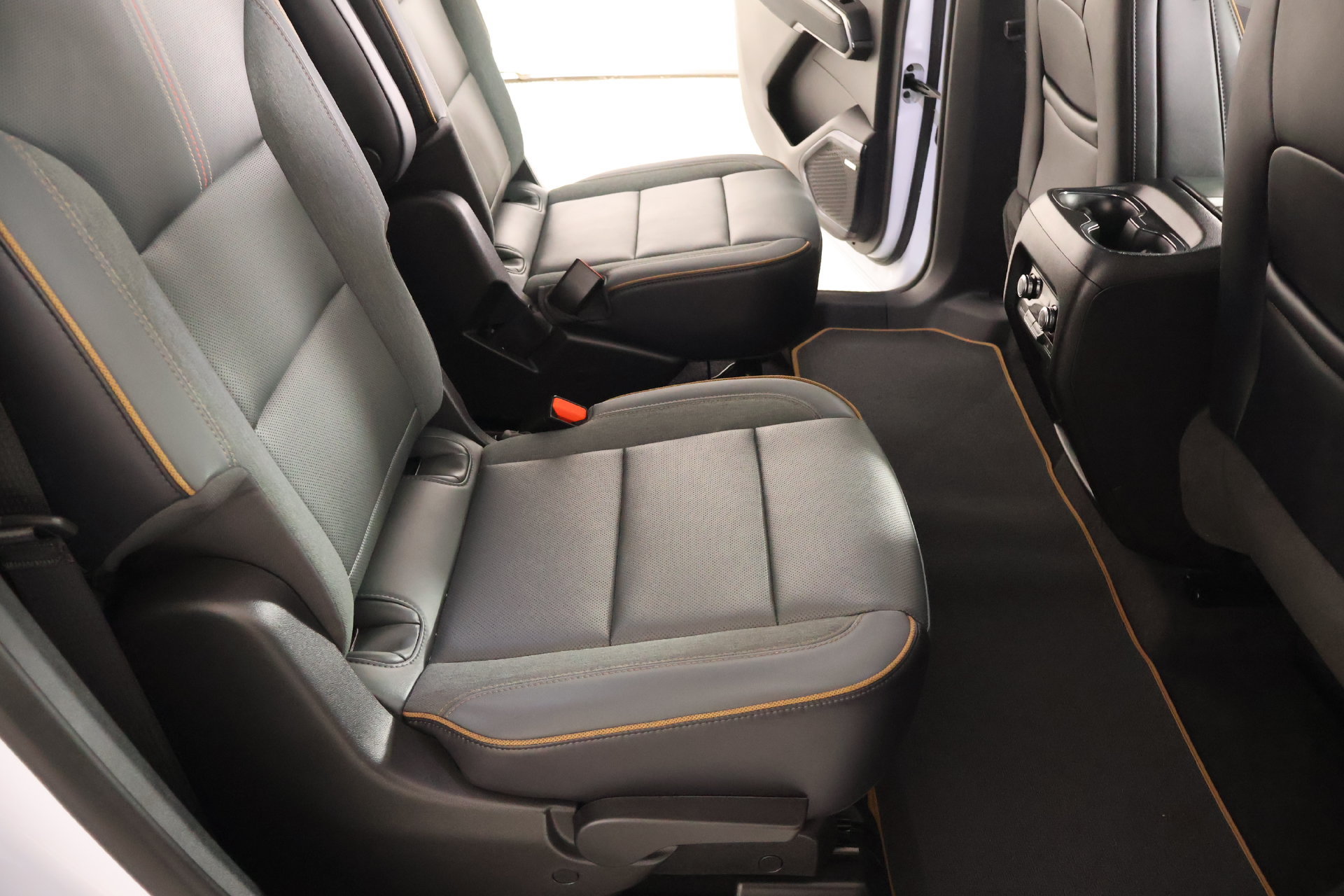 Used 2026 GMC Acadia AT4 w/ Luxury Package AWD/4WD image 15
