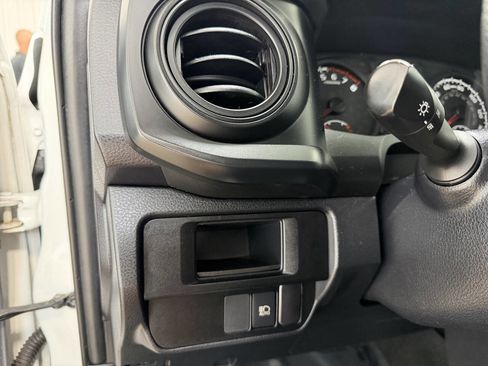 Used 2018 Toyota Tacoma SR AWD/4WD image 18