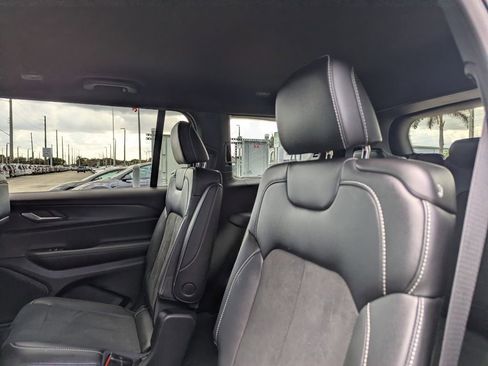 Used 2025 Jeep Grand Cherokee L Laredo image 19