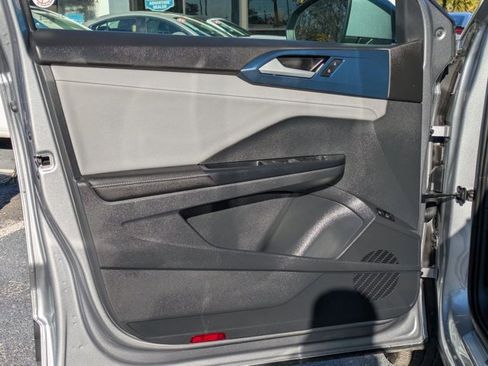 Used 2024 Volkswagen Taos SE image 2