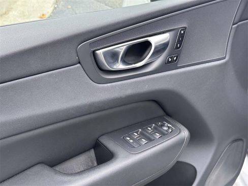 Used 2023 Volvo XC60 B5 Plus image 18