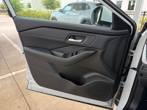 Used 2026 Nissan Rogue SL FWD image 18