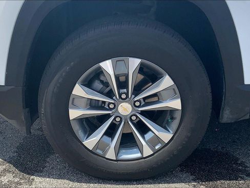Used 2026 Chevrolet Equinox LT FWD image 9