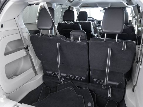 Used 2022 Chrysler Pacifica Touring-L FWD image 37