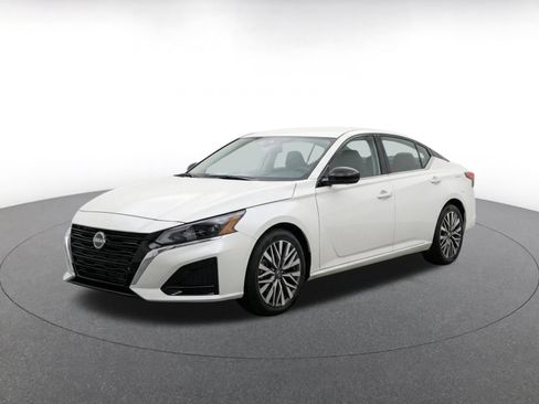 Used 2025 Nissan Altima 2.5 SV FWD image 3