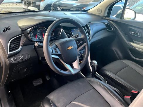 Used 2022 Chevrolet Trax LT w/ LT Convenience Package image 16