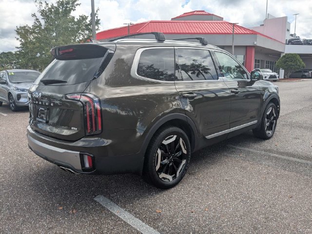 Used 2024 Kia Telluride EX w/ EX Captain's Chair Package AWD/4WD image 4