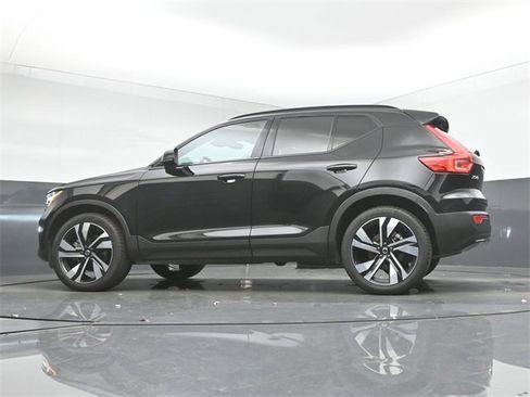 Used 2024 Volvo XC40 B5 Plus w/ Climate Package image 40