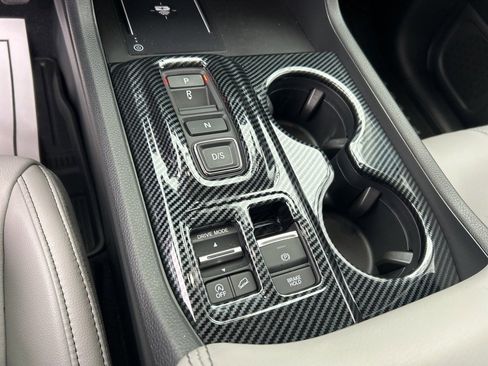 Used 2025 Honda Pilot Touring image 11