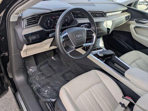 Used 2024 Audi Q8 e-tron Premium Plus w/ Premium Plus Package image 9