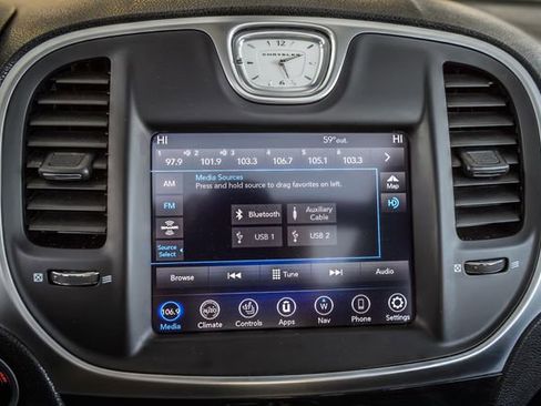 Used 2020 Chrysler 300 Limited image 19