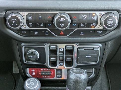 Used 2024 Jeep Gladiator Rubicon w/ Technology Group image 21