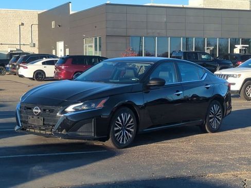 Used 2024 Nissan Altima 2.5 SV image 7