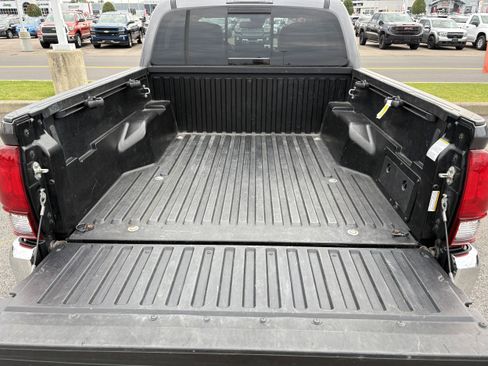 Used 2022 Toyota Tacoma SR5 image 8