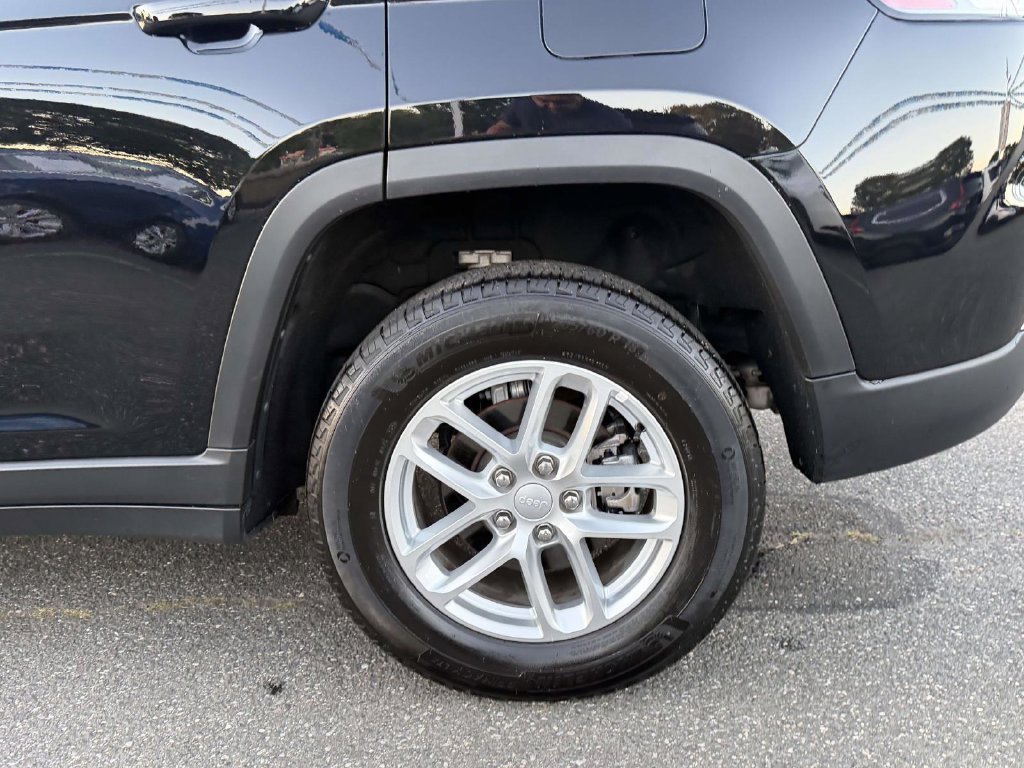 Used 2025 Jeep Grand Cherokee Laredo X AWD/4WD image 13