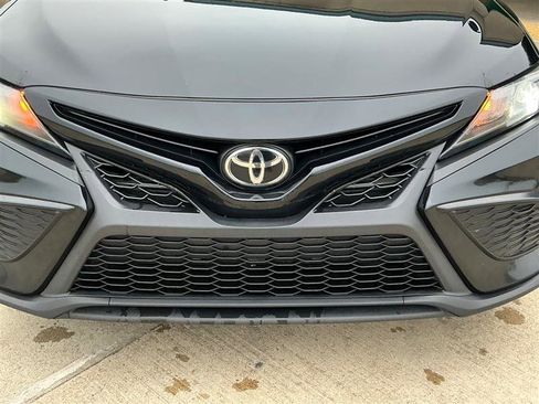 Used 2021 Toyota Camry SE FWD image 12