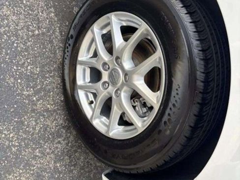 Used 2022 Chrysler Voyager LX image 13