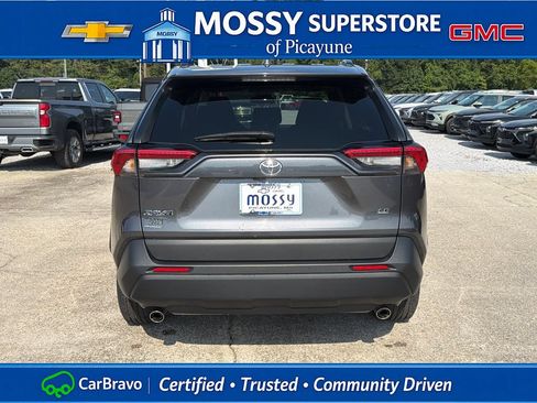 Used 2021 Toyota RAV4 LE FWD image 7