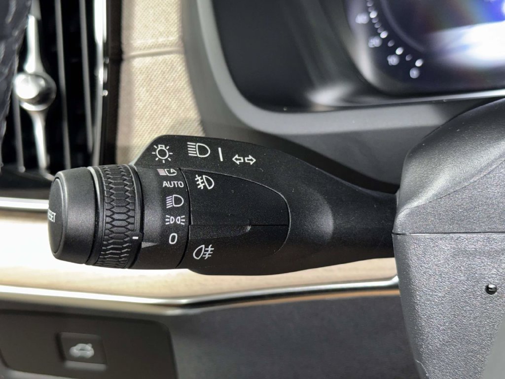 Used 2025 Volvo XC90 B6 Plus AWD/4WD image 28