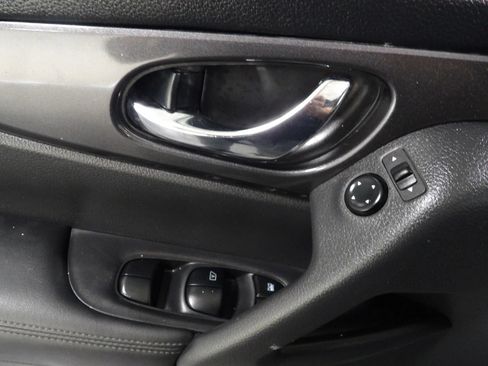 Used 2017 Nissan Rogue S AWD/4WD image 9