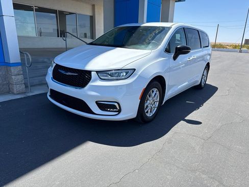Used 2024 Chrysler Pacifica Touring-L FWD image 13