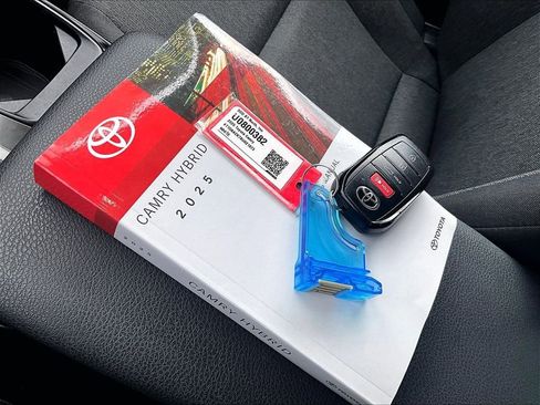 Used 2025 Toyota Camry SE FWD image 29