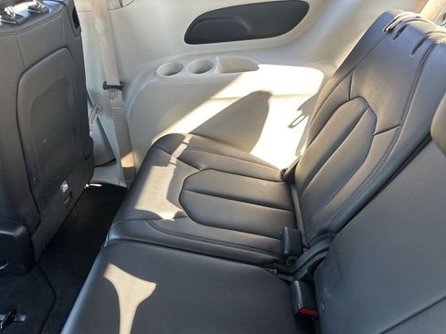 Used 2018 Chrysler Pacifica Touring-L image 34