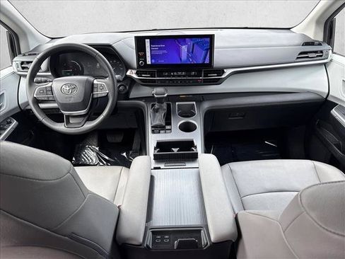 Certified 2026 Toyota Sienna XLE FWD image 19