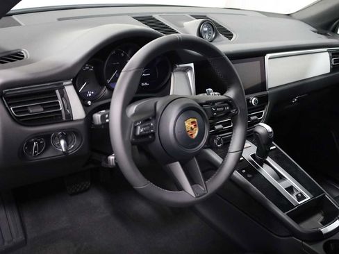 Certified 2026 Porsche Macan AWD/4WD image 4