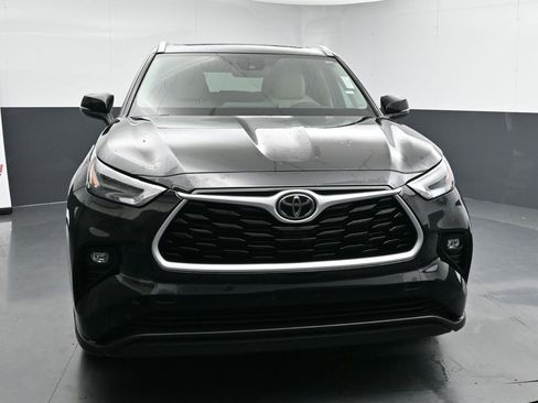 Used 2023 Toyota Highlander XLE image 3