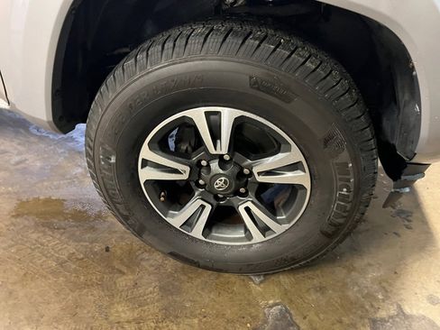 Used 2017 Toyota Tacoma TRD Sport image 29