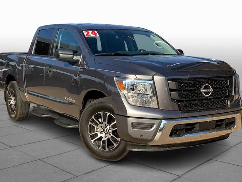 Used 2024 Nissan Titan SV w/ SV Convenience Package image 3