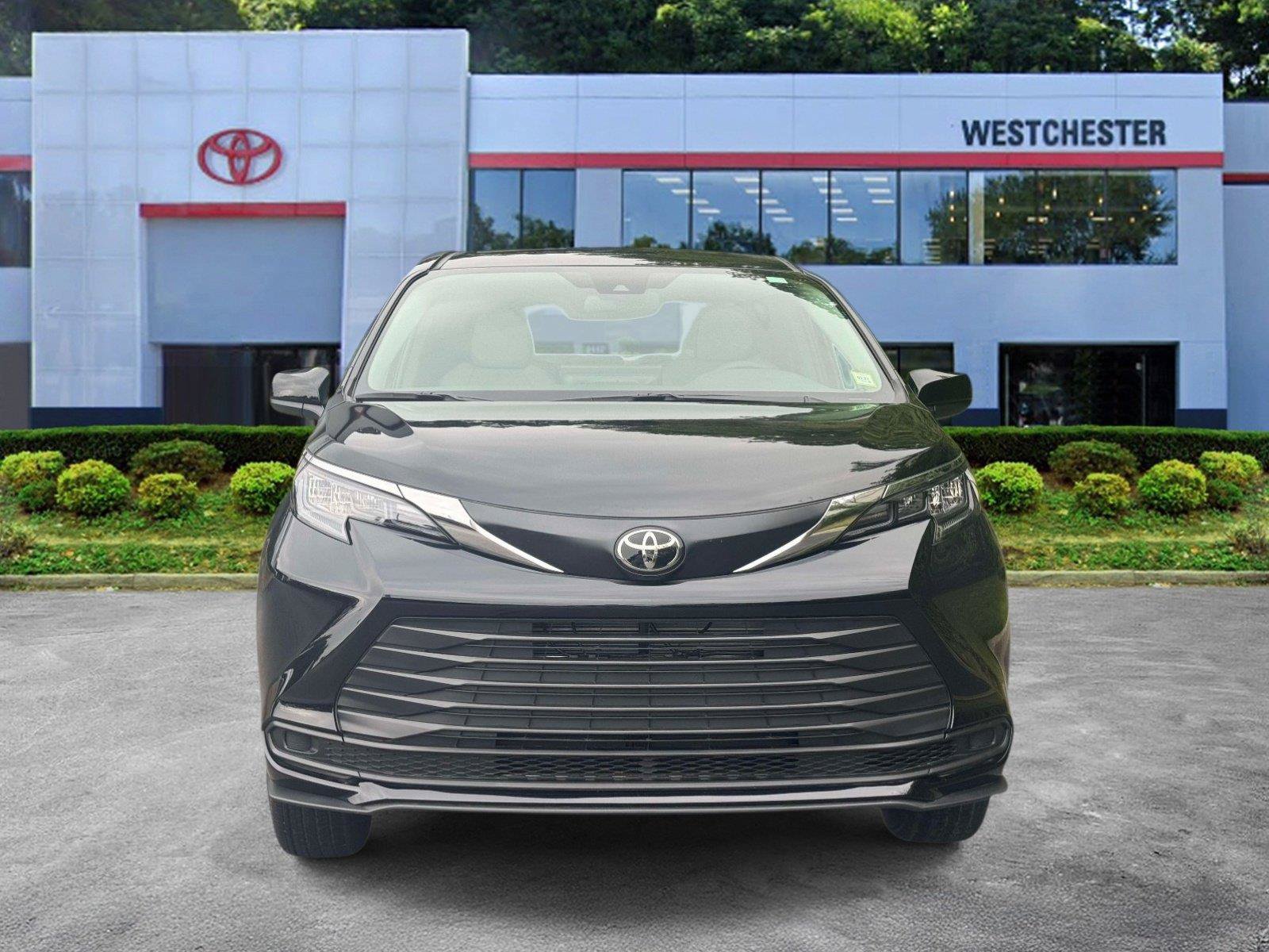 Used 2026 Toyota Sienna LE FWD image 2